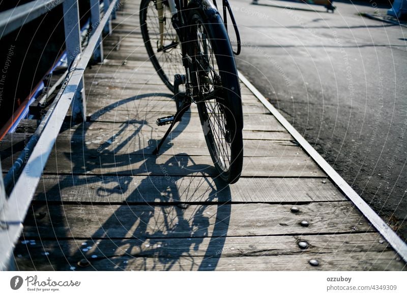 Fahrradparken in der Nebenstraße Straße Großstadt Sport reisen Verkehr Person Rad Mitfahrgelegenheit Transport Fahrzeug urban Lifestyle Zyklus Rahmen Gesundheit