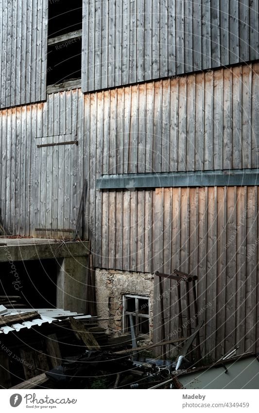 Schöne alte rustikale Fassade aus verwittertem Holz einer Scheune auf einem Bauernhof in Rudersau bei Rottenbuch im Kreis Weilheim-Schongau in Oberbayern Braun