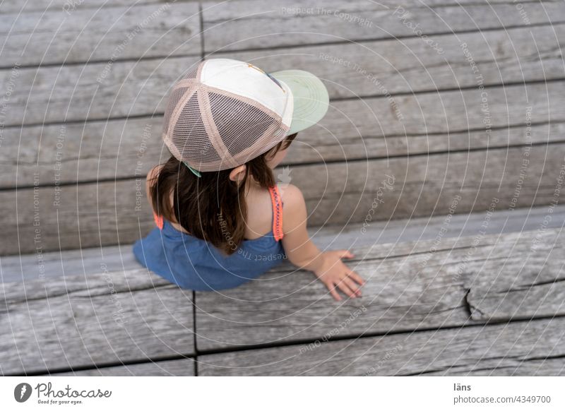 Mädchen schaut sich um l Parktour HH 2021 Kind Farbfoto Kindheit Pause Basecap Umsehen Sommer Mensch sitzen 3-8 Jahre Außenaufnahme