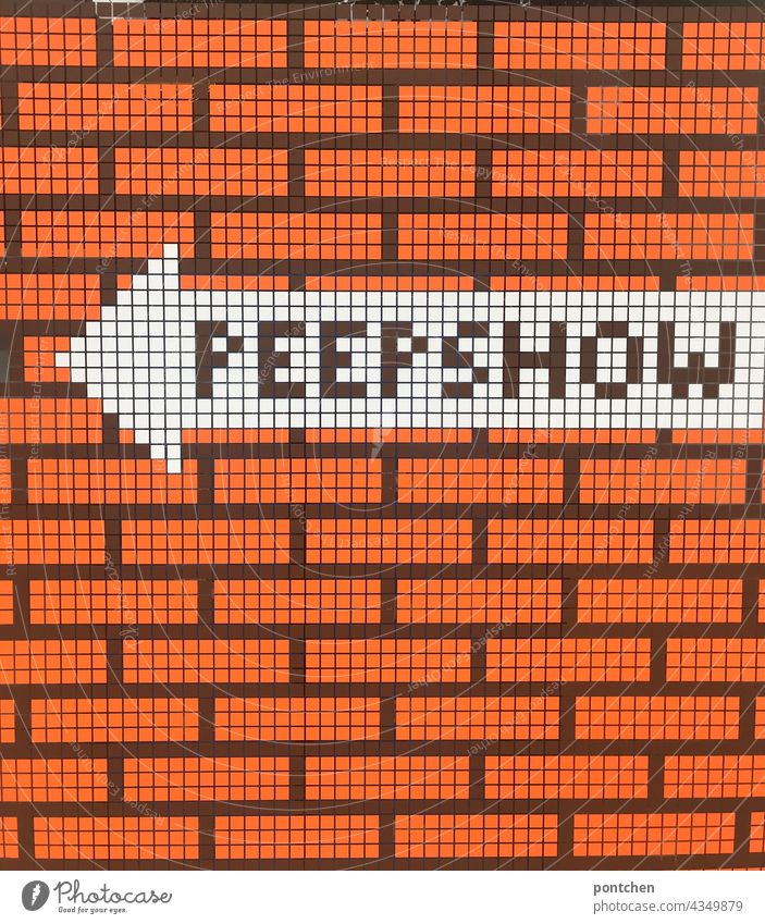 Peepshow steht auf einem Hinweispfeil auf einer Mauer peepshow strippen erotik prostitution hinweispfeil puff rotlichtviertel