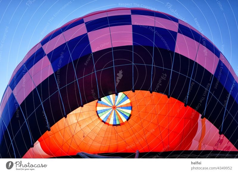 Innenansicht eines aufgeblasenen Heißluft Ballon mit blauer Außenhülle Ballonfahren Fliegen Heissluftballon Heißluftballon Korb Sommer Reisen Abenteuer Luftbild
