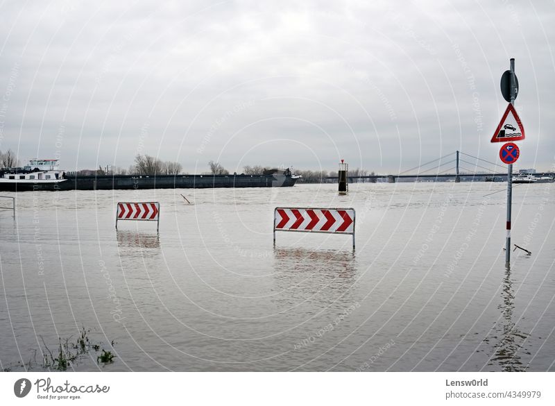 Extremwetter: Überfluteter Parkplatz in Düsseldorf, Deutschland Klima Klimawandel Desaster fluten überflutete Straße globale Erwärmung Naturkatastrophe