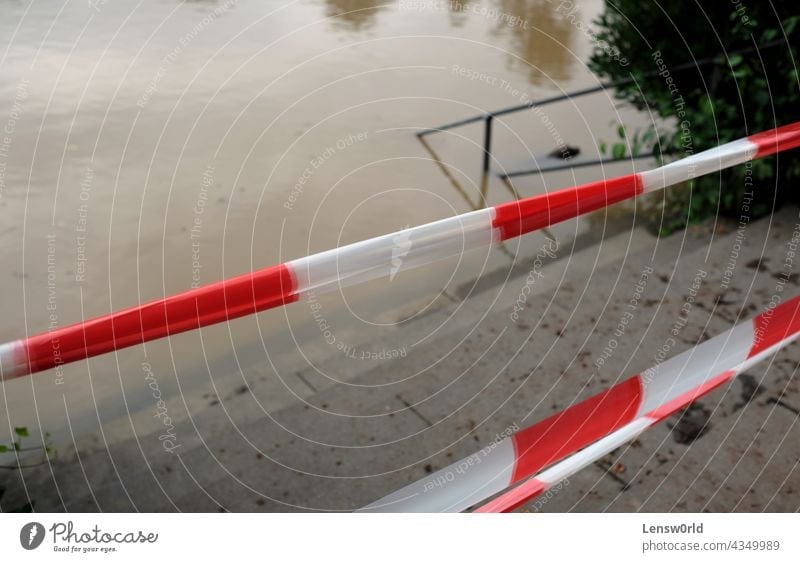 Extremes Wetter - geschlossener Parkeingang nach starken Regenfällen, die ein Feld in Düsseldorf in einen See verwandelten Klima Klimawandel zugeklappt Desaster