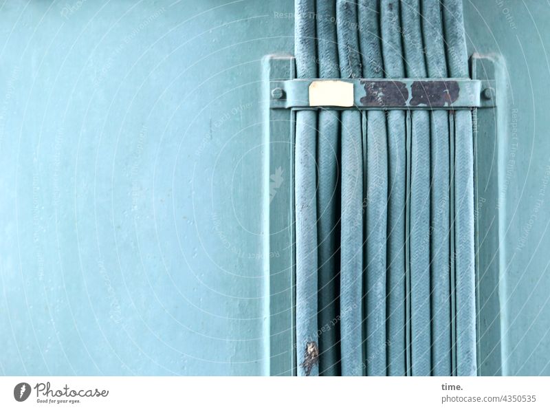 Kabelstrang, gebändigt kabel blau halterung klemme parallel angeordnet sicherung schutz ordnung historisch funktionslos acht metall detail