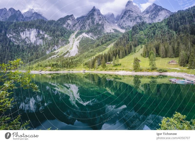 Dachsteingebirge spiegelt sich im schönen Gosauer See, Österreich Berge Natur Landschaft reisen Alpen Wasser Ansicht Tourismus Reflexion & Spiegelung im Freien