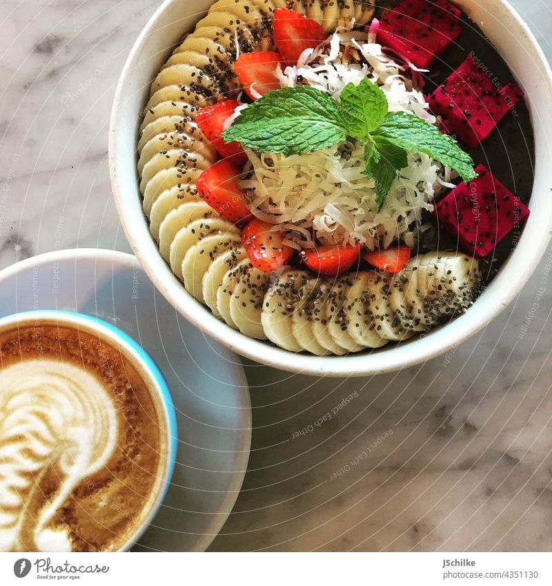 Gutes Frühstück Essen gesund Instagrammeffekt Foodporn Cappuccino Kaffee Bowle Müsli Farbfoto Banane Erdbeeren vegan Nahaufnahme Gesundheit Schalen & Schüsseln