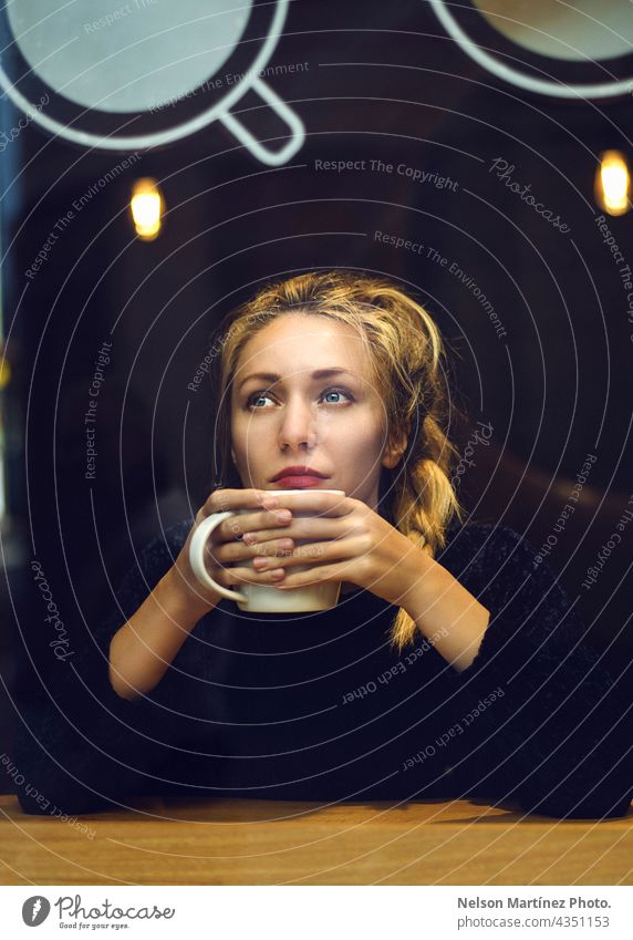 Porträt einer blonden Frau, die eine Tasse Kaffee hält Kantine heiß Heißgetränk Kaukasier Beteiligung nachdenklich Lifestyle trinken Getränk Kaffeehaus Stimmung