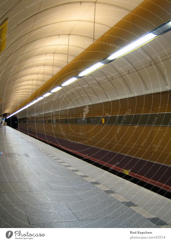 Subway U-Bahn Tunnel Kunstlicht Bahnsteig Untergrund Prag Verkehr Station gestellt Prague