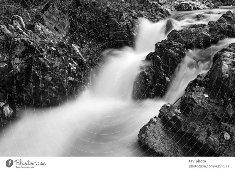 Schwarz-Weiß-Bild eines schönen Wasserfalls atemberaubend abstrakt Klippe Natur fallen Fluss Kaskade natürlich im Freien Hintergrund Umwelt fließen Schönheit