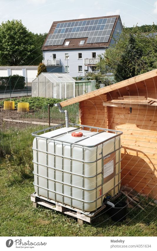Moderner Wassertank für Regenwasser im Sommer bei Sonnenschein in einer Kleingartenanlage in Oerlinghausen bei Bielefeld am Hermannsweg im Teutoburger Wald in Ostwestfalen-Lippe