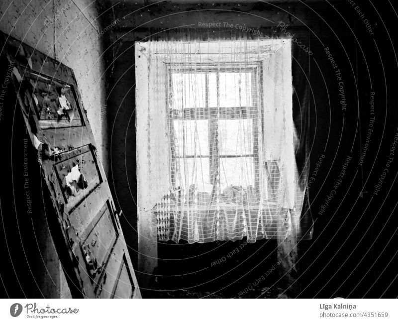 Schwarz-Weiß-Foto von Fenster und Tür Verlassen alt Wand Architektur Menschenleer Schwarzweißfoto herunterwirtschaften Fassade verwohnt Verfall Haus Altbau