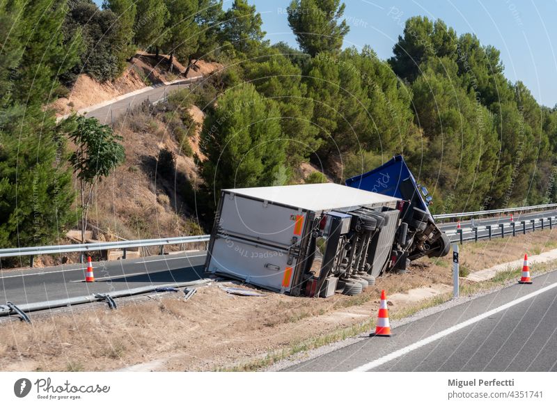 Lkw mit verunglücktem Kühlauflieger, umgestürzt bei der Ausfahrt der Autobahn im Mittelstreifen der Autobahn. camion Accidente Vuelco Frigorifico Anhänger