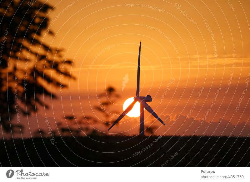 Windmühle in einem Sonnenuntergang in einer ländlichen Sommerlandschaft Station Bauernhof Effizienz Feld Rotoren grün Propeller blau Berge u. Gebirge Park
