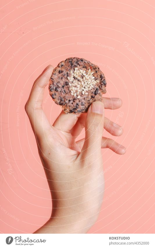 ein knuspriger Keks in der Hand der Frau Knusprig Lebensmittel Foodfotografie Snack
