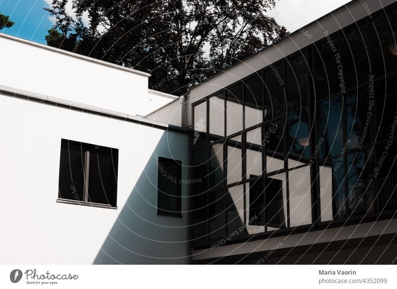 Bauhaus Architektur Fassade modern Gropiusstadt Strukturen & Formen bauhaussiedlung Meisterhäuser Spiegelung Glas Außenaufnahme Fenster Reflexion & Spiegelung