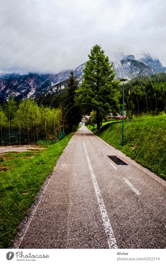2021 05 15 Radweg Cortina Sommer reisen Weg Italien Berge u. Gebirge Alpen Natur im Freien Fahrradfahren Gipfel Dolomit Landschaft schön Wald alpin Nachlauf
