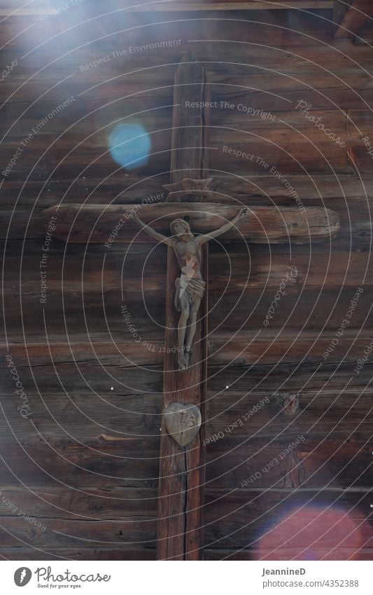 Jesus aus Holz am Holzkreuz Jesus Christus Religion & Glaube Symbole & Metaphern Kirche Spiritualität Hoffnung geistig Christentum katholisch beten glauben