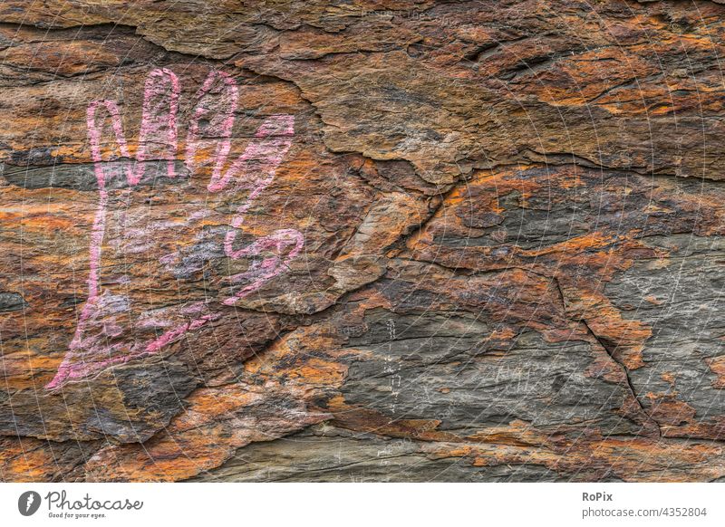 Gezeichnete Hand auf einem oxidierten Naturstein. Mauerwerk Stein urban Fugen Graffiti Bauwerk Steinwand Wand streetart Subkultur Kultur Lebensraum Architektur