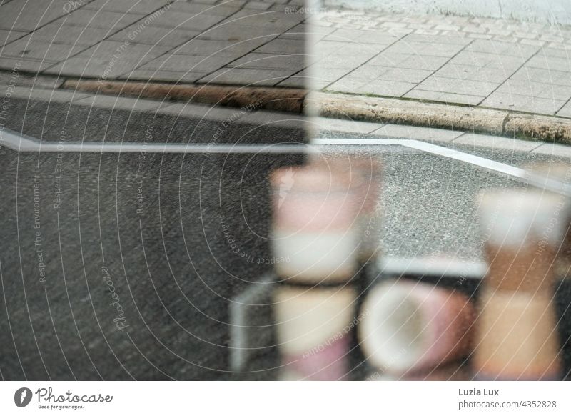 Bürgersteig und Fahrbahnmarkierungen spiegeln sich in der Fensterscheibe einer Erpressbar Straße Markierung Café Spiegelung zart Stadt urban hell Kontraste leer