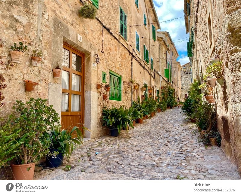 Gasse in der Altstadt von Alcudia / Mallorca mediterran Kopfsteinpflaster alte Häuser Historische Bauten Balearen historisch Tourismus touristisch reiseziel