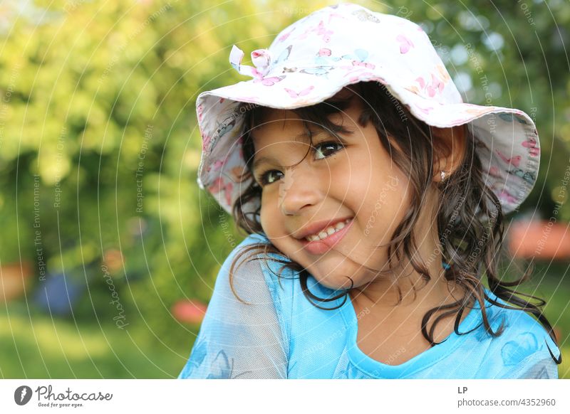 Mädchen lächelt in die Kamera und trägt einen Hut genießen Optimismus Religion & Glaube Anschluss positiv unschuldig spielerisch zeigend Hintergrundbild
