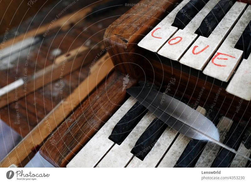 Das Wort "Liebe" geschrieben auf einer alten Orgel in einer verlassenen Kirche verlassene Kirche Antiquität Hintergrund schwarz Nahaufnahme Instrument Taste
