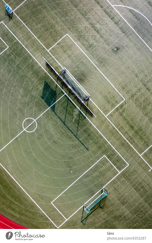 lasst die Spiele beginnen l Sportplatz Menschenleer Linie rot Leichtathletik Rennbahn grün Sportstätten Olympia Vogelperspektive Drohnenansicht Stadion Erfolg