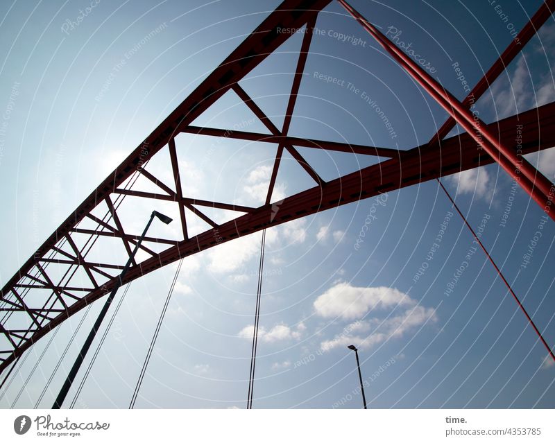 Brücke der Solidarität, Duisburg brücke brückenbogen metall himmel rot struktur schutz sicherheit stahl denkmal mahnmal historisch lampen straßenlaternen wolken