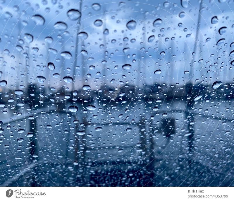 Blick aus einer Yacht bei Regen Regentropfen Fenster Yachting Wetter Heck Heckscheibe Wassertropfen Wassersport schlechtes Wetter Regenschauer Tropfen nass