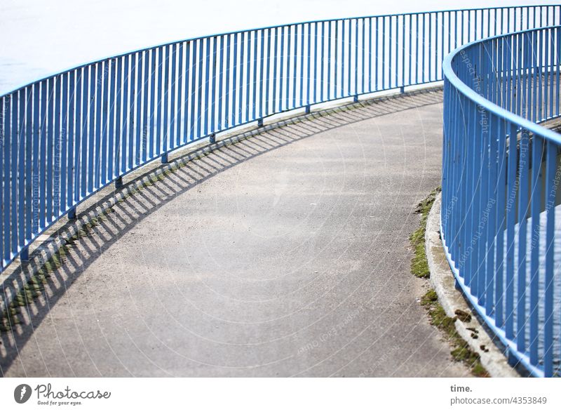 Kunst der Kurve brücke geländer brückengeländer kurve rund blau beton aufgang abgang geschwungen linien schwingung architektur bauwerk stein metall kunstvoll