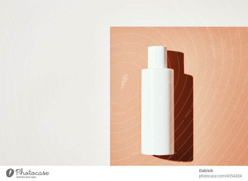 Natürliches Kosmetikprodukt. Weiße Flasche auf pastellfarbenem Hintergrund Produkt Sahne Attrappe Design sehr wenige geometrisch Form Schatten rosa