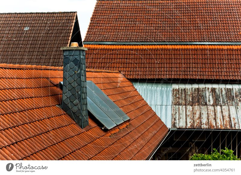 Bauernhof bauernhof vierseithof landwirtschaft dach dachstein schornstein esse rauchfang solar scheune stall wohnhaus architektur abstrakt dachdecker schiefer