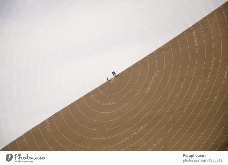Spaziergänger in der Huacachina - Ica huacachina Sand wüst Landschaft Natur Spuren Person reisen Menschen trocken Düne laufen Dunes Namib heiß Berge u. Gebirge