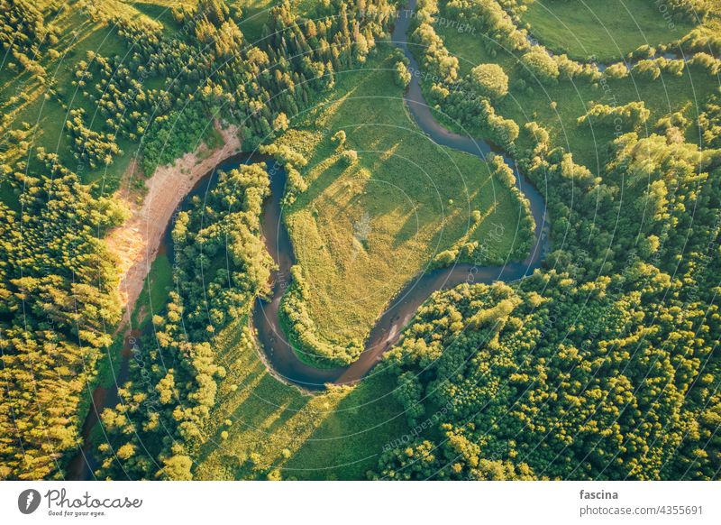 Felder und schmaler, gewundener Fluss aus der Vogelperspektive nachhaltig Sonnenuntergang Ackerbau Konzept Ökologie Natur Licht Landschaft Dröhnen ländlich grün