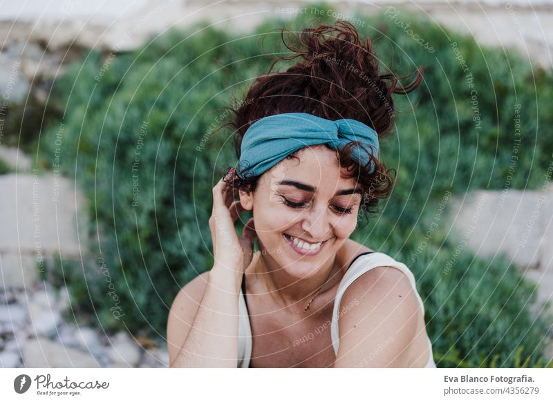 close up Porträt der glücklichen kaukasischen Frau lächelnd vor grünen Vegetation während der Sommerzeit. Lebensstil im Freien Glück Kaukasier Wand Großstadt