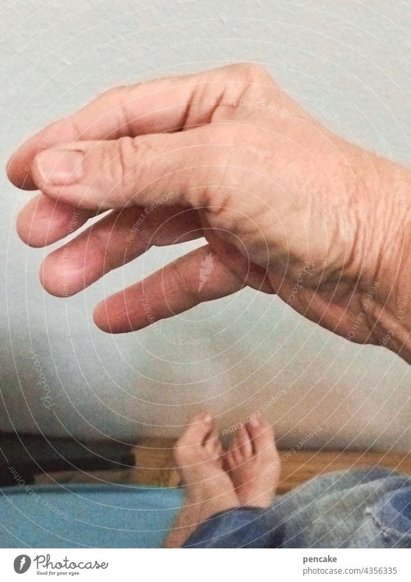 das hat hand und fuß Hand Nahaufnahme Detailaufnahme Innenaufnahme Sprichwort Finger rechts Mensch menschlich Bett Fuß Hand und Fuß Barfuß Erwachsene Erholung