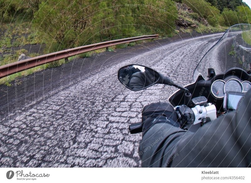 #100 - Ätna - mit dem Motorrad auf schlechten mit Vulkanasche verschmutzter Fahrbahn zum Rifugio Sapienza auf 2000m Berge u. Gebirge Natur Tag Himmel