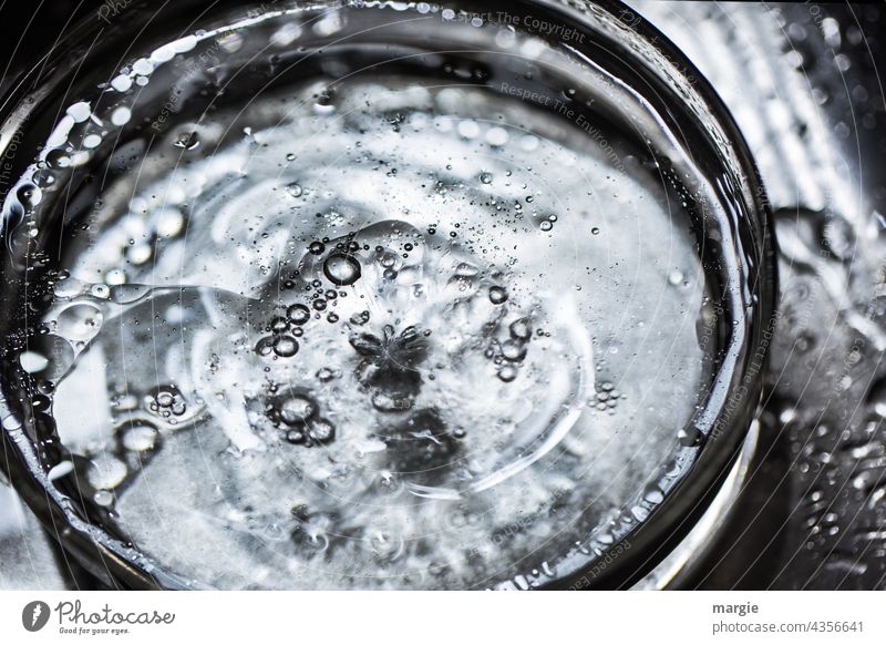 Ein Glas Wasser Wassertropfen Nahaufnahme Tropfen feucht Reflexion & Spiegelung nass Detailaufnahme Unschärfe H2O Mineralien Mineralwasser sprudelnd Sprudel