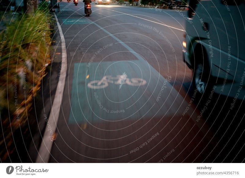 Fahrradwegweiser auf Asphalt Fahrspur Farbe Transport Symbol Großstadt reisen Weg Sicherheit Verkehr Route urban weiß Straße Zeichen Regie Mitfahrgelegenheit