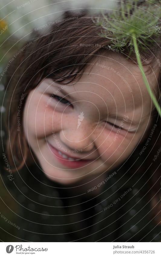 Mädchen Portrait zwinkernt Kind Zwinkern zwinkernd Sommersprossen grinsen Porträt lachen Glück Fröhlichkeit Mensch Blick Zufriedenheit Blick in die Kamera