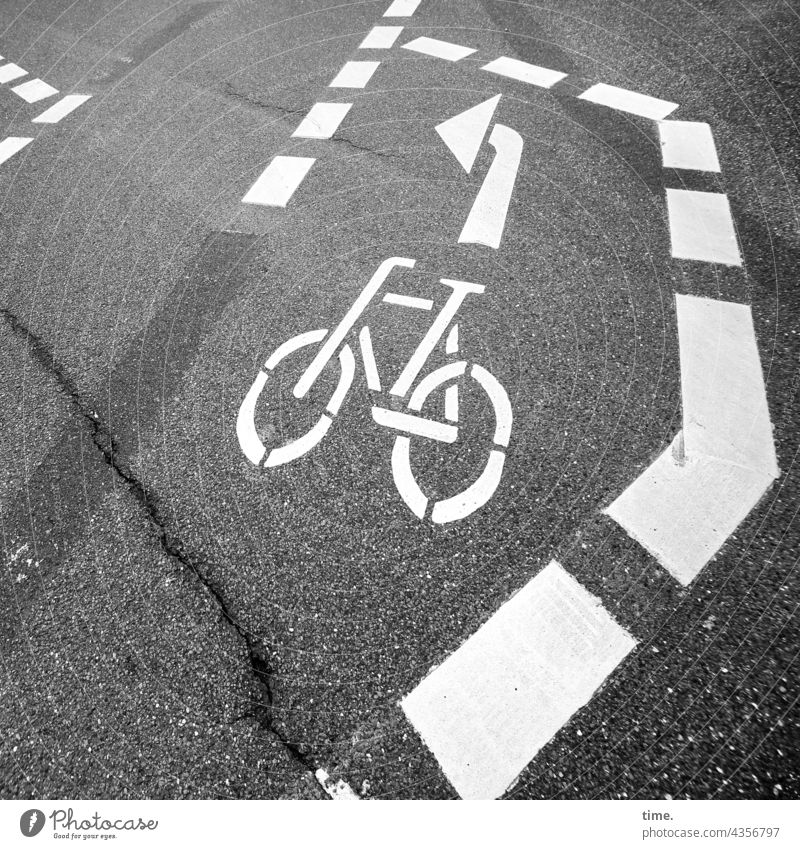 Ordnung im Chaos | ParkTourHH21 | Überlebenslinien fahrradweg Verkehrswege linksabbieger aspahlt straßenverkehr piktogramm pfeil striche riss regeln