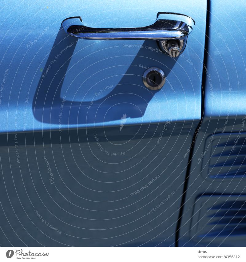 ParkTourHH21 | Straßenrandbemerkung (1) blau autotür geschlossen verschlossen bügel schatten sonnig absatzkante schlitz deko druckknopf chrom lack glänzen