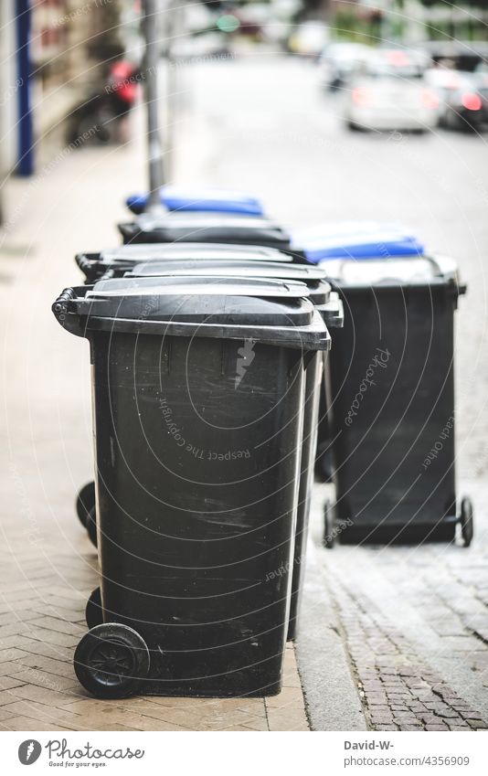 Mülltonnen am Straßenrand Müllentsorgung entsorgen Ordnung wegwerfen Abfall Stadt Umweltschutz