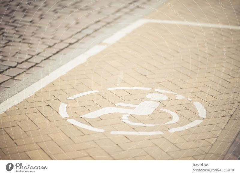 Rollstuhlfahrer Symbol auf einer Parkfläche für körperlich eingeschränkte Personen symbol körperliche Einschränkung Parkplatz rollstuhlfahrer Behindertengerecht