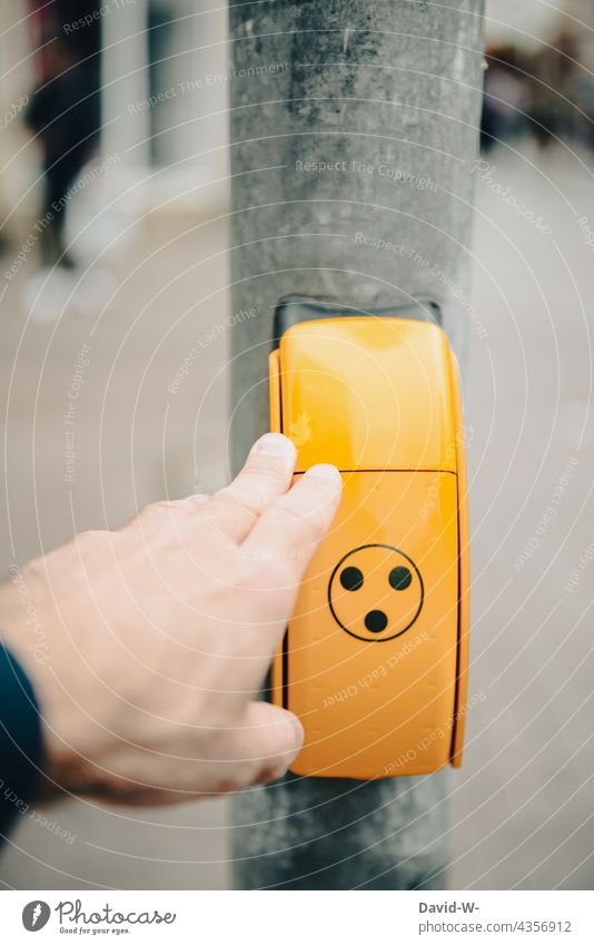 Behindertengerechte Ampel Hand drücken sehbehindert Schalter gelb Sicherheit Rücksicht Taste Mann