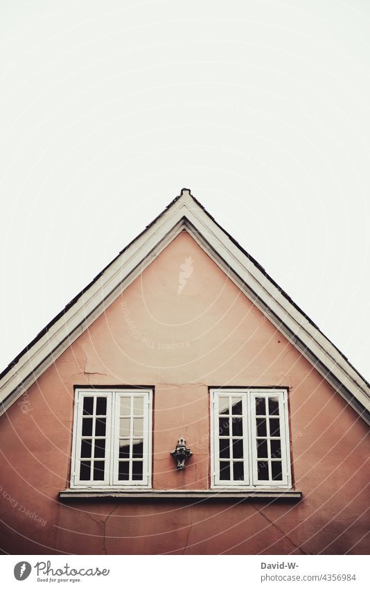 retro Dachgiebel in rosa Vintage Haus Fassade nostalgisch Gebäude Architektur