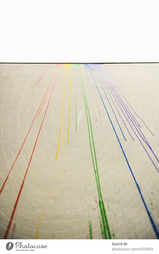 Zwischenräume - Bunte Farben laufen an einer Wand hinunter regenbogenfarben pride bunt Kunst Künstlerisch Farbenspiel Kreativität abstrakt Muster alternativ