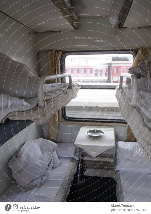 Schlafwagenabteil mit sechs Betten in einem chinesischen Zug. Bahnfahren Personenzug China Eisenbahnwaggon Ankunft Morgen Abteilfenster Schläfer Schlafabteil
