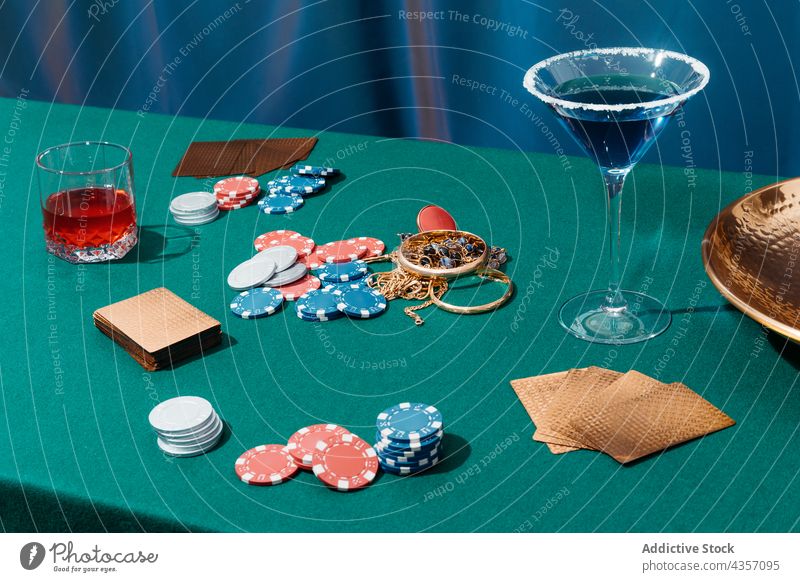 Pokertisch mit Karten und Chips Schüreisen Tisch Wette Spiel Glücksspiel Postkarte Alkohol Cocktail Nachtleben unterhalten Schmuck grün trinken Vergnügen