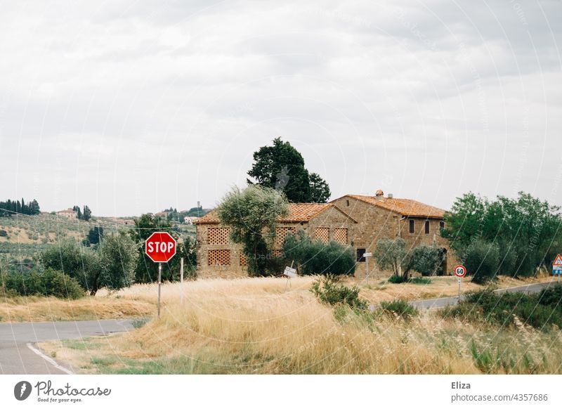 Stoppschild an einer Straße in der Toskana Verkehrsschild Italien Sommer Landschaft toskanisch ländlich